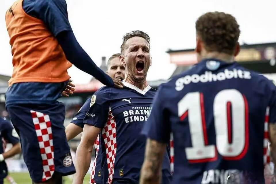 PSV Eindhoven stråler i Europa, Liverpool lider historisk tapskveld
